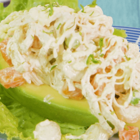 Palta rellena con huevo a la rusa. Palta rellena con huevo a la rusa.