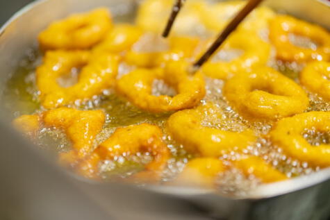 Los picarones son postres bañados en miel de chancaca. Los picarones son postres bañados en miel de chancaca.
