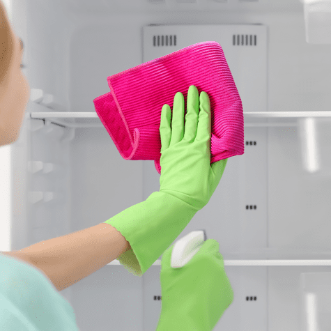 Realiza una limpieza profunda de tu refrigeradora una vez al mes para prevenir la aparición de hongos. Realiza una limpieza profunda de tu refrigeradora una vez al mes para prevenir la aparición de hongos.