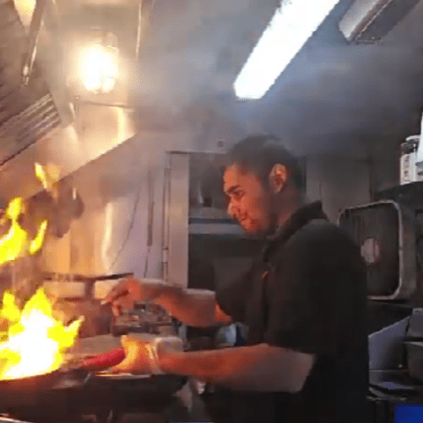 Este emprendedor comparte su pasión por la comida criolla, combinando sabores peruanos. Este emprendedor comparte su pasión por la comida criolla, combinando sabores peruanos.