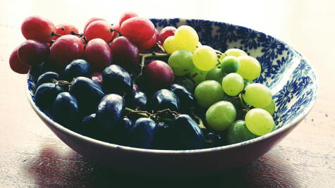 Las naranjas, uvas y arándanos destacan por sus pieles gruesas y cerosas que los protegen.    