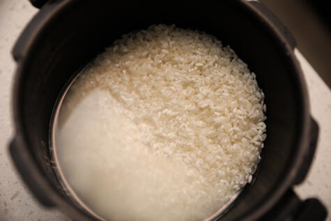 Lavar el arroz garantiza la eliminación de impurezas. Lavar el arroz garantiza la eliminación de impurezas.