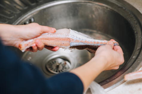 Limpia el pescado con un paño húmedo. Limpia el pescado con un paño húmedo.