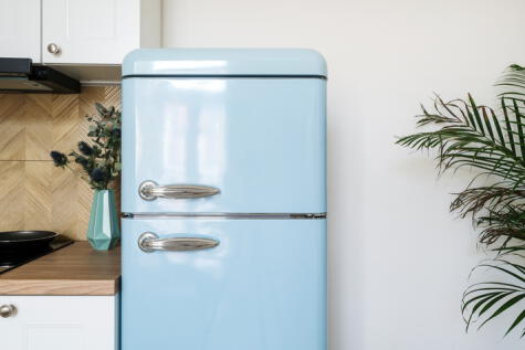 La refrigeradora debe estar alejada de la pared. La refrigeradora debe estar alejada de la pared.