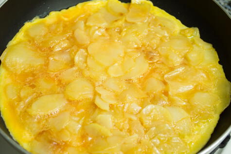 Fríe la tortilla de papas sin aceite. Fríe la tortilla de papas sin aceite.