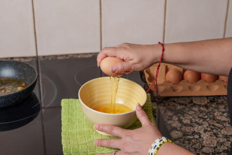 Luego de cocer las papas en el microondas, mézclalas con los huevos. Luego de cocer las papas en el microondas, mézclalas con los huevos.