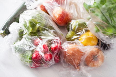 Las bolsas contienen microorganismos que contaminan otros alimentos. Las bolsas contienen microorganismos que contaminan otros alimentos.
