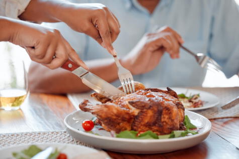 El pollo tiene proteínas, vitaminas y minerales. El pollo tiene proteínas, vitaminas y minerales.