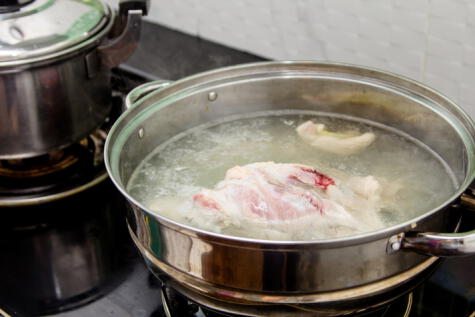 El vinagre le da una textura más suave al pollo. El vinagre le da una textura más suave al pollo.