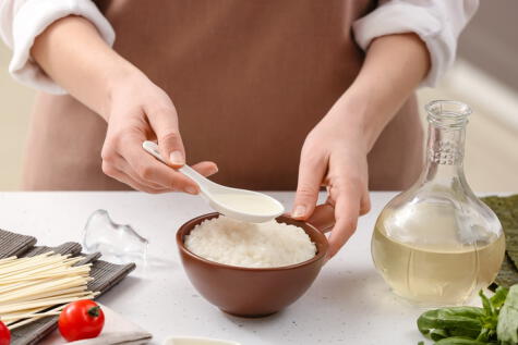 El vinagre mejora el sabor y textura del arroz. El vinagre mejora el sabor y textura del arroz.