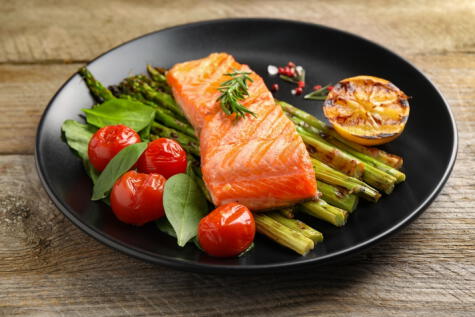 El salmón favorece la salud de la piel y los huesos. El salmón favorece la salud de la piel y los huesos.
