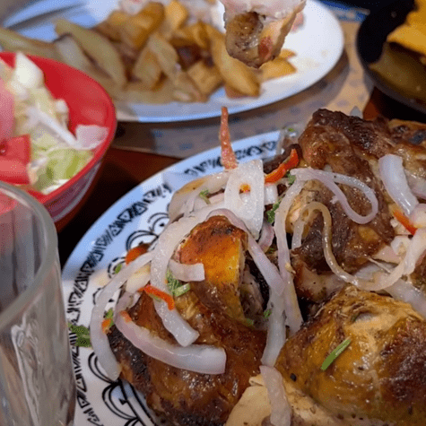 Pollo a la brasa acevichado.   