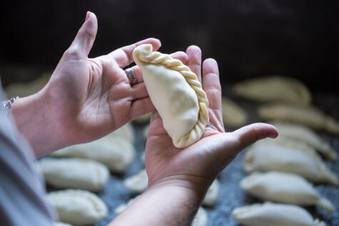 Forma las empanadas y rellénalas con lo que más te guste.   