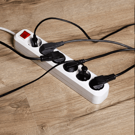 Las extensiones eléctricas son prácticas, pero su uso indebido puede provocar sobrecalentamientos y cortocircuitos.   