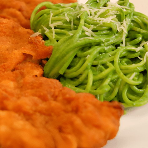  Tallarines verdes con bistec de Nelly Rossinelli.   