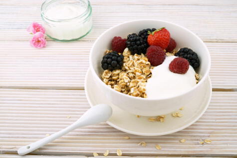 La avena destaca por su alto contenido en fibra y energía sostenible, ideal para regular los niveles de colesterol y azúcar en sangre.   