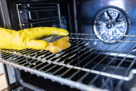 Deja tu horno reluciente usando solo un limón.   