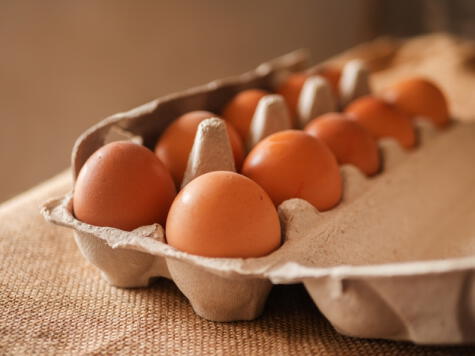 Lo mejor es mantener los huevos en su cartón original. Lo mejor es mantener los huevos en su cartón original.