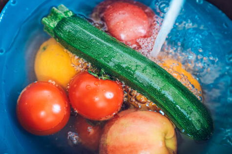 Desinfecta las ensaladas con lejía y agua. Desinfecta las ensaladas con lejía y agua.