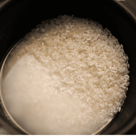 Lava el arroz para eliminar un gran porcentaje de almidón. Lava el arroz para eliminar un gran porcentaje de almidón.