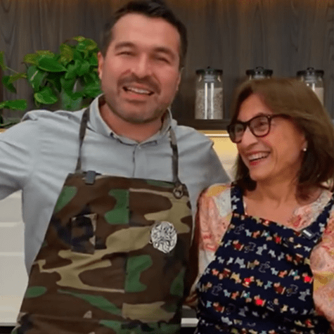 Giacomo Bocchio cocina junto a su mamá una receta especial de la familia.