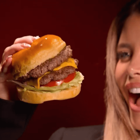 Flavia Laos en comercial de hamburguesas. Flavia Laos en comercial de hamburguesas.