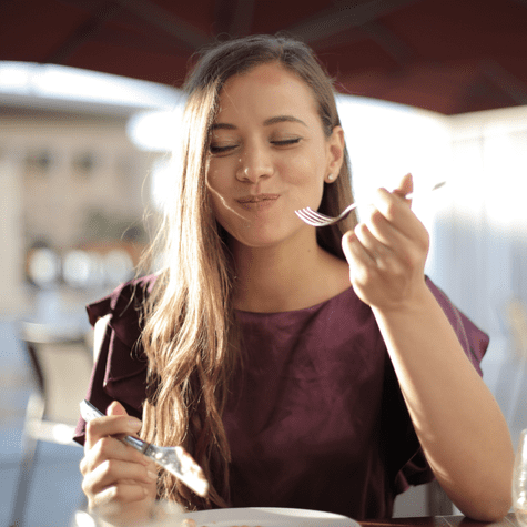 Degustar con todos los sentidos: la ciencia demuestra que aroma, textura y temperatura también influyen en el placer de comer. Degustar con todos los sentidos: la ciencia demuestra que aroma, textura y temperatura también influyen en el placer de comer.