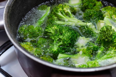 Cocina el brócoli en agua y sal para que quede suave. Cocina el brócoli en agua y sal para que quede suave.