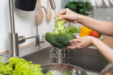Lava el brócoli en una solución con vinagre y agua. Lava el brócoli en una solución con vinagre y agua.