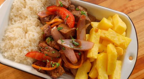 Incorpora los sabores tradicionales con lomo, cebolla, ají y papa frita.    