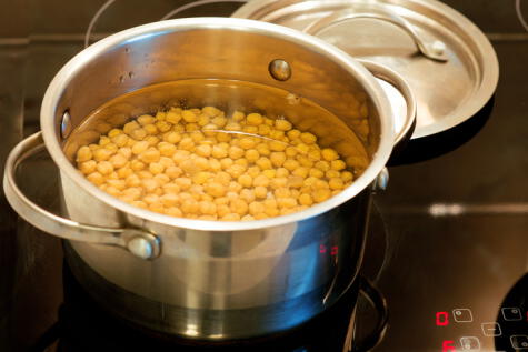 Hidrata los garbanzos para que al cocinarlos estén suaves.   