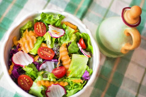 Iniciar la comida con vegetales sin almidón, seguido de proteínas y grasas saludables, puede mejorar el control glucémico. Iniciar la comida con vegetales sin almidón, seguido de proteínas y grasas saludables, puede mejorar el control glucémico.