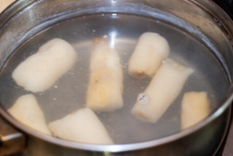 Sumerge la yuca en agua con sal. Sumerge la yuca en agua con sal.