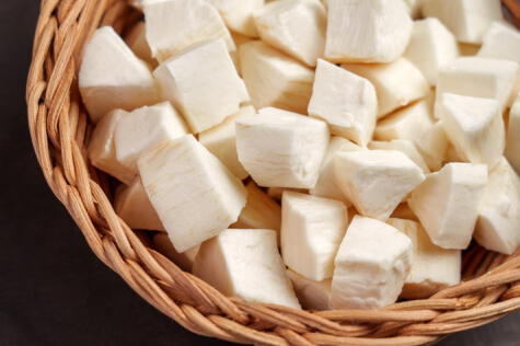 Corta la yuca en partes iguales. Corta la yuca en partes iguales.