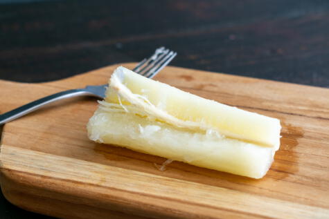 Usa un tenedor para verificar que la yuca esté lista. Usa un tenedor para verificar que la yuca esté lista.