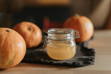 Entre los efectos secundarios del vinagre de manzana, destacan la irritación gastrointestinal, erosión del esmalte dental y lesiones en la garganta. Entre los efectos secundarios del vinagre de manzana, destacan la irritación gastrointestinal, erosión del esmalte dental y lesiones en la garganta.