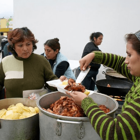 Compartir una pollada en casa es una de las formas más auténticas de celebrar Fiestas Patrias en familia. Compartir una pollada en casa es una de las formas más auténticas de celebrar Fiestas Patrias en familia.