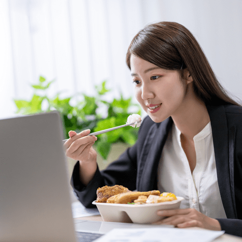 Elegir bien qué comer en el trabajo impacta directamente en tu energía, concentración y bienestar general. Elegir bien qué comer en el trabajo impacta directamente en tu energía, concentración y bienestar general.