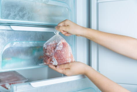 Evita guardar las carnes en bolsas al congelarla. Evita guardar las carnes en bolsas al congelarla.