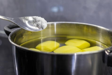 Realza el sabor de las papas con un poco de sal. Realza el sabor de las papas con un poco de sal.