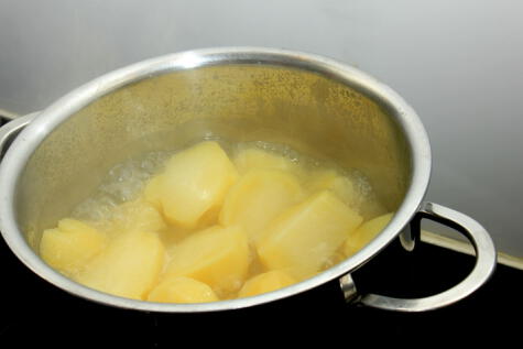 No hiervas las papas sin cáscara, quedarán aguachentas. No hiervas las papas sin cáscara, quedarán aguachentas.