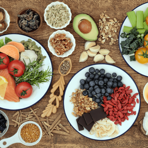 La dieta MIND promueve el consumo diario de verduras de hoja verde, frutos rojos y otros alimentos ricos en antioxidantes.