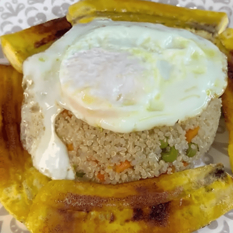 Quinua a la cubana.   