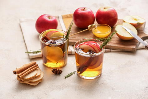 La manzana, rica en pectina y antioxidantes, puede ayudar a regular la glucemia y mejorar el tránsito intestinal. La manzana, rica en pectina y antioxidantes, puede ayudar a regular la glucemia y mejorar el tránsito intestinal.