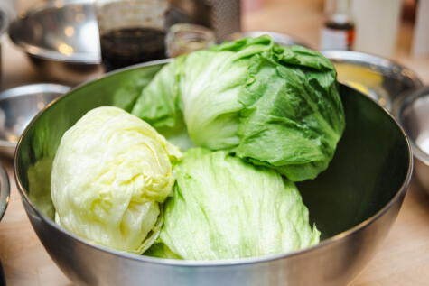 Desinfecta la lechuga en una solución de agua y vinagre de manzana.   
