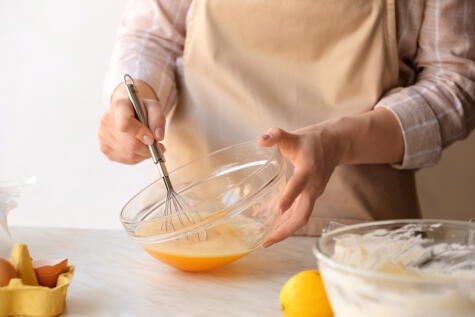 Mezcla muy bien los ingredientes hasta obtener una masa homogénea. Mezcla muy bien los ingredientes hasta obtener una masa homogénea.
