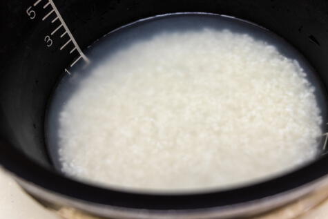 Lo mejor es lavar el arroz hasta que el agua esté transparente. Lo mejor es lavar el arroz hasta que el agua esté transparente.