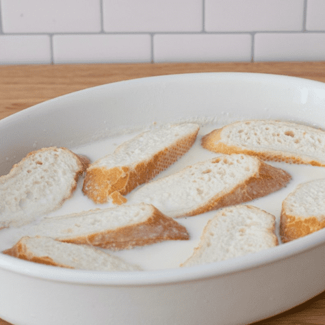 El primer paso es remojar el pan en la leche.   