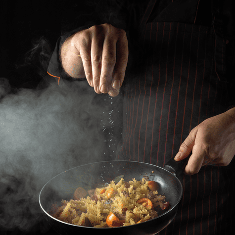 Cocinar con especias y hierbas puede dar sabor sin necesidad de usar sal en exceso. Cocinar con especias y hierbas puede dar sabor sin necesidad de usar sal en exceso.