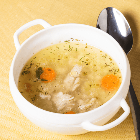 Un plato de caldo de gallina bien caliente, ideal para combatir el frío y fortalecer el sistema inmunológico.   